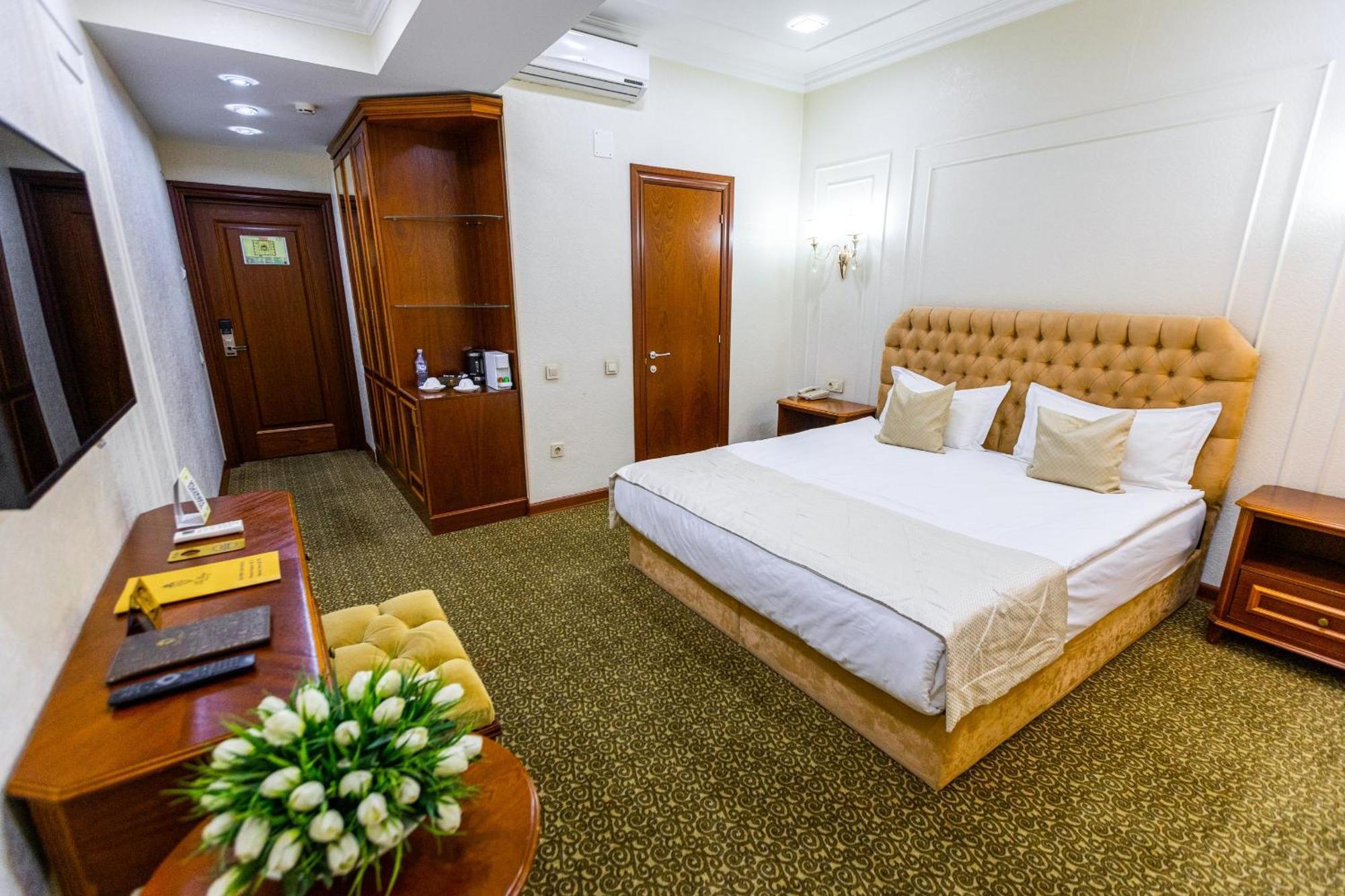 Plaza Hotel Алматы Экстерьер фото